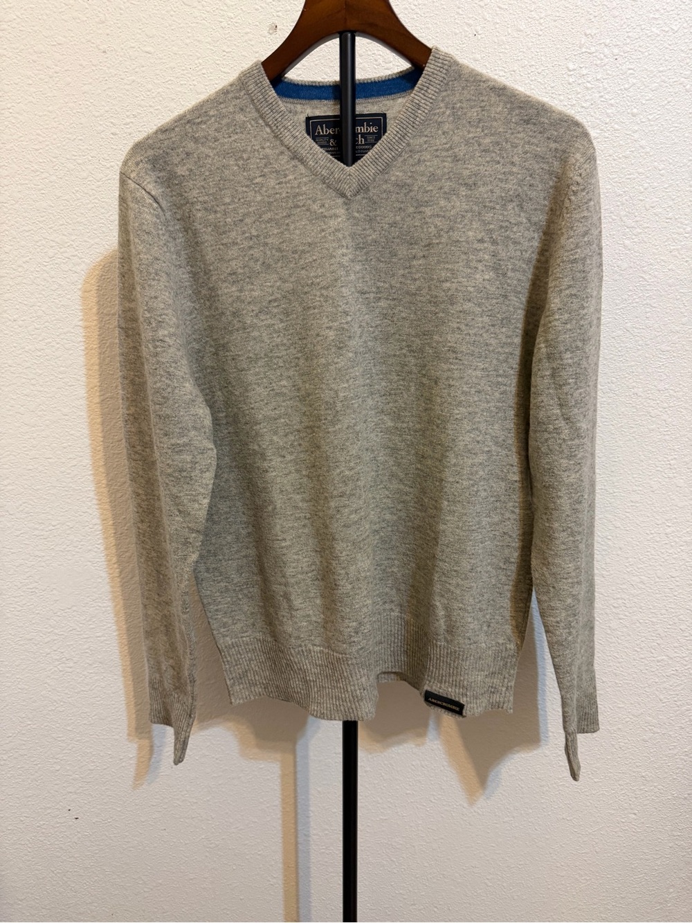 Abercrombie & Fitch Men's V-Neck Sweater in Light Gray casual Lambswool Classic
